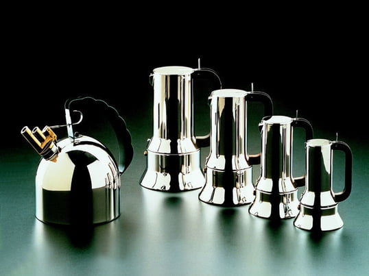 De elegante espressomachine van Alessi overtuigt door zijn karakteristieke design en de verscheidenheid aan maten. Een bijpassende ketel met een gepolijste roestvrijstalen afwerking is ook verkrijgbaar.