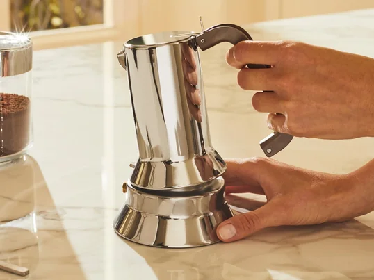 De elegante espressomachine van Alessi overtuigt door zijn karakteristieke design en de verscheidenheid aan maten. Een bijpassende ketel met een gepolijste roestvrijstalen afwerking is ook verkrijgbaar.