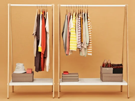 De Toj kapstok van Normann Copenhagen creëert veel ruimte voor kleding, schoenen en tassen. Het ontwerp is van de Deense ontwerper Simon Legald.
