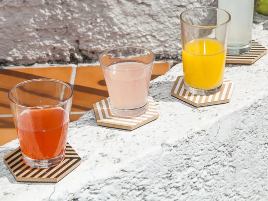 Moderne glazen onderzetters van Areaware in 3D optiek. Design onderzetters voor glazen en kopjes - geniet van uw drankjes zonder te hoeven denken aan vuil en krassen.