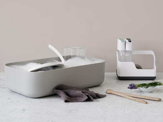 De Dishy Washing-up Bowl and Draining Board van Rig-Tig van Stelton is ontworpen door de Scandinavische ontwerper Jens Fager en is een populaire metgezel in het spoelgebied.