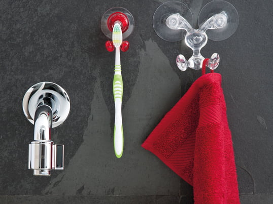 De houder voor de tandenborstel van de Duitse fabrikant Koziol wordt met een zuignap aan de tegels van de badkamer bevestigd en is ideaal voor kleine ruimtes.