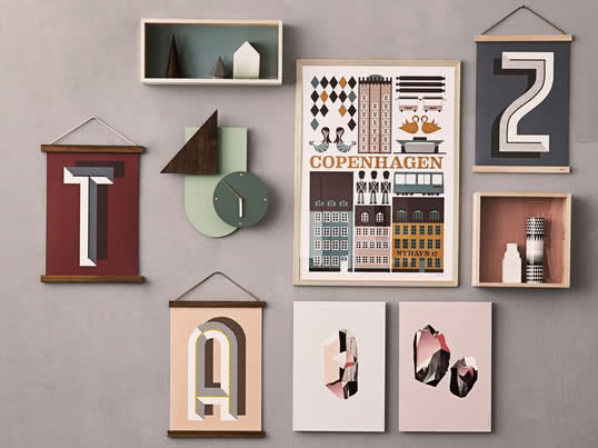 Die Wooden Frames von ferm Living geben kleinen Portraits, großen Fotos, Kalendern oder Postern einen Rahmen. Die Wooden Frames zusammen mit der Wall Wonder Uhr schmücken jede Wand im Wohnzimmer, Schlafzimmer oder dem Flur.