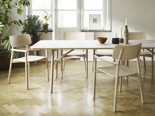De Hven eettafel 94 × 260 cm met de Hven-fauteuil van Skagerak in het sfeerbeeld. De collectie is van de Zweedse ontwerper Anton Björsing.