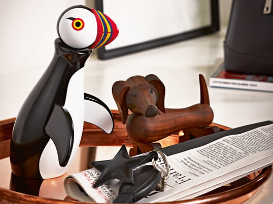 De papegaaiduiker en de houten hond uit de dierenverzameling van de Deense functionalist Kay Bojesen zijn decoratieve designobjecten van hoogwaardig geolied of geschilderd hout.