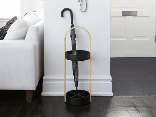 De Hub paraplubak van Umbra in het sfeerbeeld: stokparaplu's kunnen handig worden opgeborgen in de Hub paraplubak, terwijl kleine zakparaplu's aan de Hub wandhaak kunnen worden bevestigd en kunnen uitdruipen.