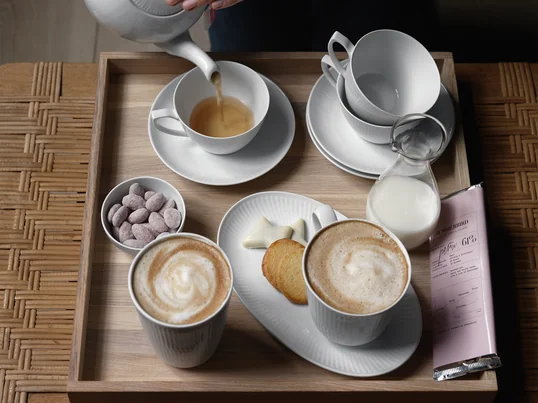 White Ribbed servies van Royal Copenhagen in de sfeerweergave. Het servies staat prachtig op de gedekte salontafel of de ontbijttafel.
