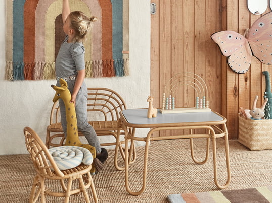 Regenboogserie van OYOY in de sfeerweergave. Met de stoel, bank en tafel uit de Rainbow serie krijgen de kinderen een eigen zitje in de woonkamer.