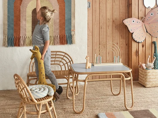 Regenboogserie van OYOY in de sfeerweergave. Met de stoel, bank en tafel uit de Rainbow serie krijgen de kinderen een eigen zitje in de woonkamer.