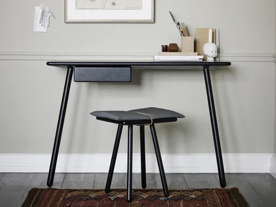 Het Georg bureau van Skagerak is verkrijgbaar in elegant zwart of natuurlijk eiken. Het heldere, gereduceerde ontwerp kan worden geïntegreerd in elk interieur en zorgt voor een opgeruimde werkplek.