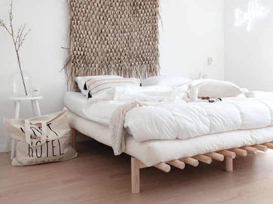 Pace bed van Karup Design in de ambience view. Dankzij het eenvoudige, ingetogen ontwerp past het bed perfect in elke woonsfeer.