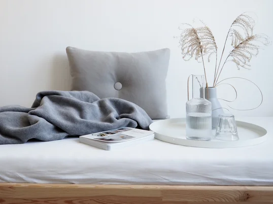 ferm Living Ripple karaf en glazen in de logeerkamer van blogger Carina vom Dorff van Wohngoldstück