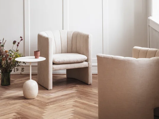 De Loafer fauteuil met de Lato bijzettafel van & Traditie in het sfeerbeeld: in lichte tinten creëren de tafel en de fauteuil een moderne opstelling.