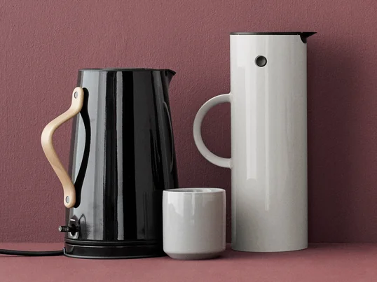 De Core thermo bekers van Stelton zijn de ideale aanvulling op de EM77 vacuüm kruik en zijn optimaal afgestemd op de kleuren van de kruik en de producten van Stelton. Ze passen dus ook perfect bij de Emma-ketel.