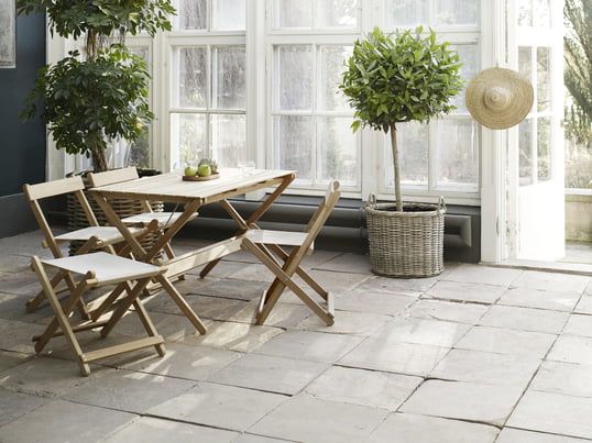 Het buitenmeubilair is bijzonder geschikt voor de wintertuin. De tuinmeubelen in onbehandeld teakhout zijn ontworpen door Børge Mogensen.