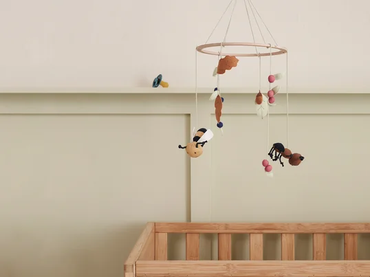 Mobiele telefoons voor kinderen en volwassenen. Figuurlijke en sterke vormen.