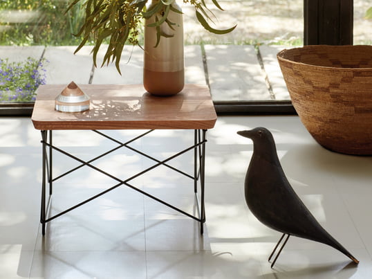 De Eames Occasional Table LTR van Vitra in een sfeerbeeld: De salontafel kan met objecten worden gedecoreerd of als plank naast de bank en de fauteuil dienen.
