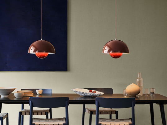 De FlowerPot hanglamp VP1 van & Traditie in het sfeerbeeld: De hanglamp inspireert aan de eettafel met zijn kleurrijke vormgeving en de ronde, speelse vormen.