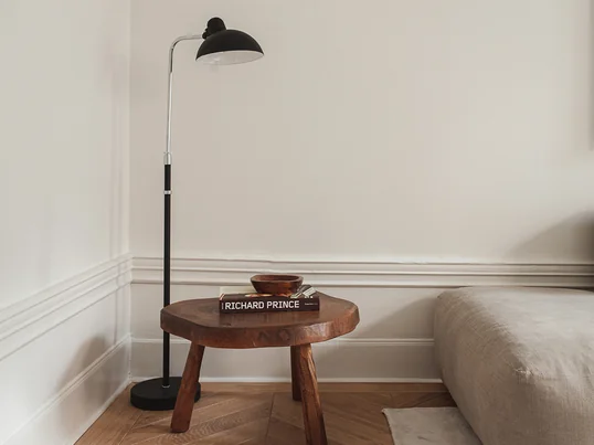 De AJ vloerlamp van Louis Poulsen in de sfeerweergave: de vloerlamp wordt een absolute blikvanger door de buitengewoon draaibare kap en de lampvoet met de karakteristieke opening.