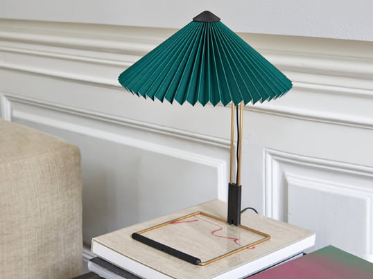 De Matin LED tafellamp van Hay in het sfeerbeeld: De tafellamp met zijn geplooide kap ziet er vooral goed uit als leeslamp naast het bed.