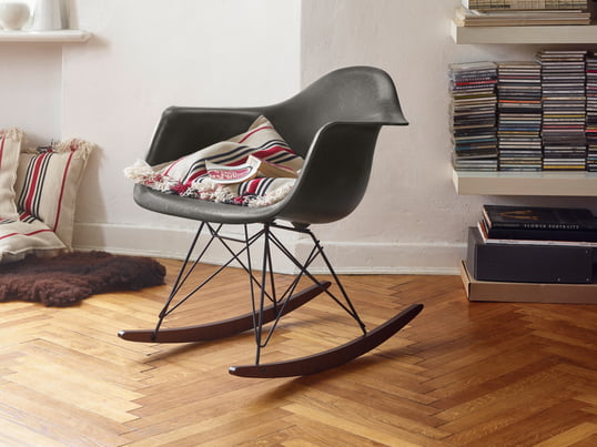 De Eames Plastic Fauteuil RAR van Vitra in het sfeerbeeld: De Plastic Fauteuil met de organisch gevormde zitschaal combineert gezelligheid met goede stijl.