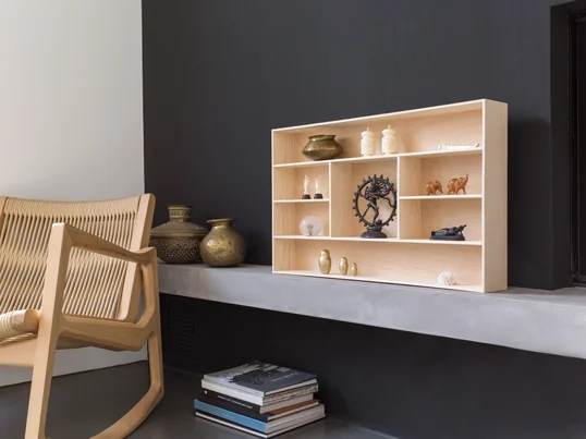 De schatkist van Schönbuch in het sfeerbeeld: De opbergkist onthult zijn binnenste geheimen op een decoratieve manier en ensceneert vakkundig sieraden en voorwerpen.