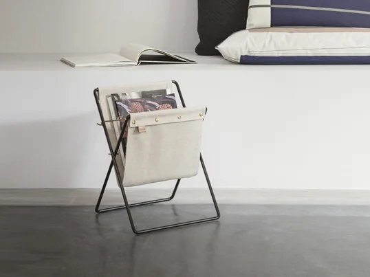De Herman tijdschriftenhouder van ferm Living in de sfeerweergave: De Hermann tijdschriftenhouder combineert moderne materiaalmix met vintage esthetiek in de woonruimte.