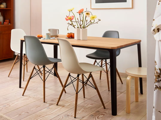 De Eames Plastic Side Chair DSW van Vitra in het sfeerbeeld: De DSW-stoel wordt een hoogtepunt in de eetkamer door de bijzondere combinatie van hout en kunststof.