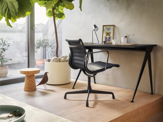 De Aluminium Group EA 108 Aluminium Chair van Vitra in het sfeerbeeld: De bureaustoel biedt een hoog zitcomfort en zorgt voor een prettige werkomgeving.