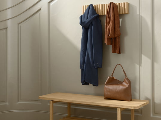 De Mono wandkapstok van Andersen Furniture getuigt van eenvoud en elegantie en is gemaakt van massief eikenhout. Het ontwerp belichaamt een minimalistische esthetiek, waarbij het lichtgekleurde eiken oppervlak een gevoel van warmte en uitstraling toevoegt aan elk interieur.