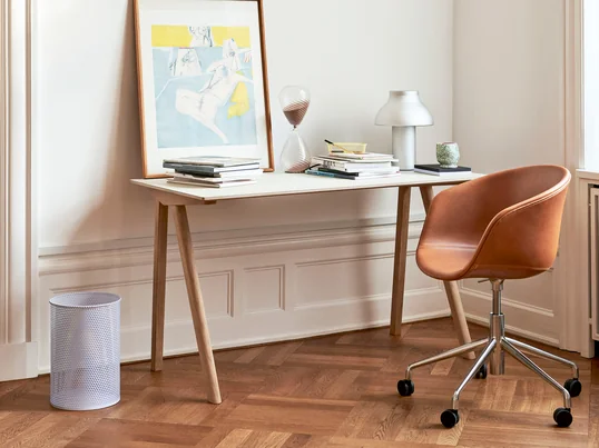 Het Pyramid bureau van Hay in de ambiance-view: Het industriële bureau van hout en staal inspireert met een tijdloze en rustieke charme in de studeerkamer.