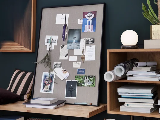 Het prikbord Scenery van ferm Living in de ambiance-optiek: Het prikbord biedt de mogelijkheid om kaarten, foto's, afspraken en inspiraties op een stijlvolle manier te ordenen.