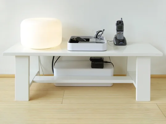 De CableBox van Bluelounge in het sfeerbeeld: De opbergbox laat de ongewenste kabelkluwen onder de salontafel snel en eenvoudig verdwijnen.