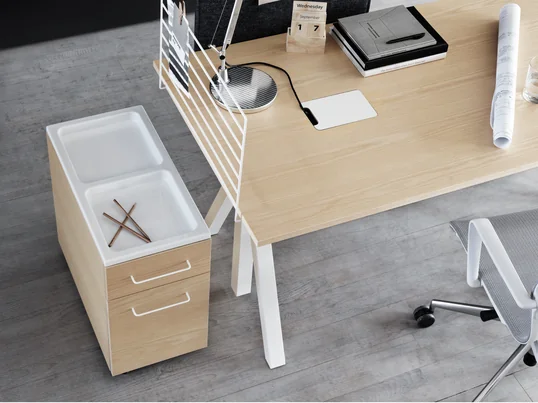 The Works ladekast van String: De ladekast is bijzonder praktisch naast het bureau om pennen, mappen en andere kantoorbenodigdheden binnen handbereik op te bergen.