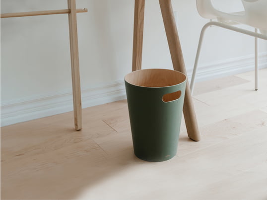 De Woodrow prullenmand van Umbra in de ambiance-optiek: De minimalistische prullenmand wordt door de buitenste kleurlaag een bijzonder accessoire onder het bureau.