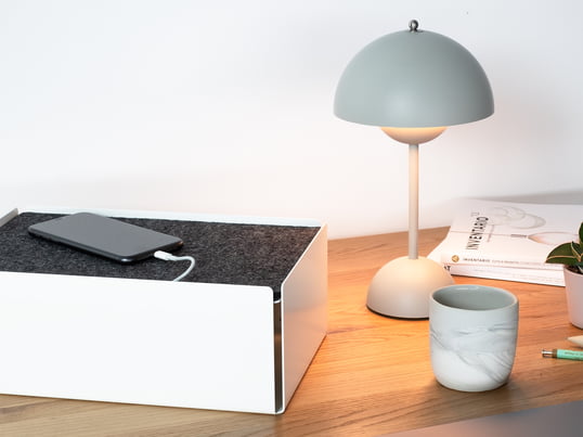 De Charge Box van Konstantin Slawinski in het sfeerbeeld: de box verbergt oplaadkabels van iPhones, camera's en andere apparaten stijlvol op de keukentafel.