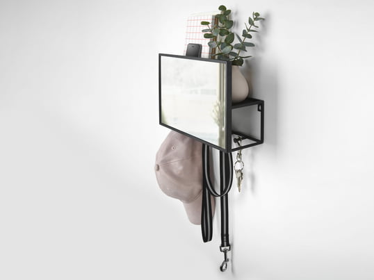 De Cubiko organizer met spiegel van Umbra in de ambiance-optiek: Het rek bergt alledaagse voorwerpen stijlvol en discreet op achter een spiegel in de gang.