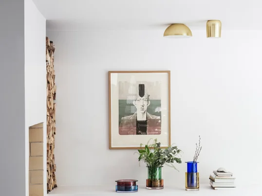 De wand- en plafondlamp Passepartout van & Tradition in het sfeerbeeld: de lamp past decoratief in elke ambiance zonder al te veel aandacht te trekken.