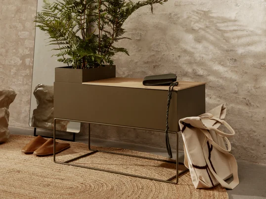 De Plant Box van ferm Living in het sfeerbeeld: De Plant Box wordt een absolute blikvanger als plantenbak op het Eternal Oval Jute Vloerkleed in de gang.