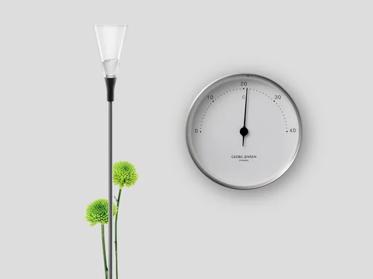De regenmeter van Eva Solo in het sfeerbeeld: Met de regenmeter kan de volgende regenbui nauwelijks worden afgewacht, want de schaalverdeling op de glazen trechter geeft de exacte hoeveelheid regen aan.