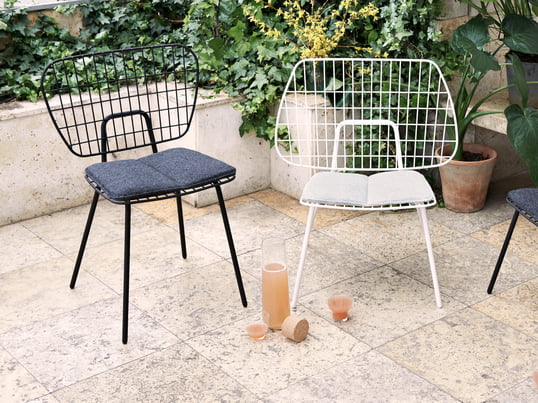 De WM String eetkamerstoel van MENU: De stoel overtuigt door zijn hoge comfort en kan zowel in de woonkamer als op het balkon of in de tuin worden gebruikt.