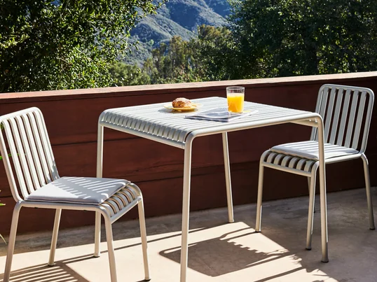 De Palissade tafel van Hay in de ambiance view Met de Palissade tafel en de bijpassende Palissade stoelen kan het balkon prachtig worden vormgegeven.