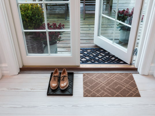 De Lines deurmat van tica copenhagen is de perfecte hulp op regenachtige dagen.