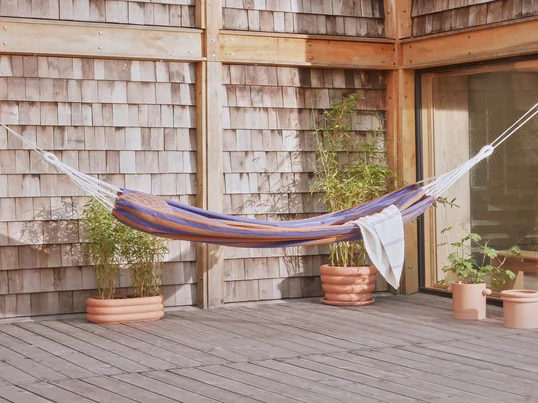De Kyoto hangmat voor buiten van OYOY . Een hangmat is absoluut perfect in de tuin of op het terras en roept bij de meeste mensen jeugdherinneringen op.
