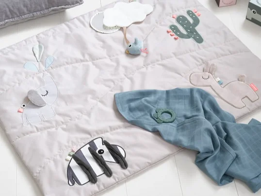 Indien nodig is de Sensory Play Blanket van Done by Deer wasbaar op 30 °C. Zorg ervoor dat je het spiegelelement verwijdert voordat je het schoonmaakt.