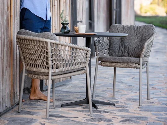 Ocean Fauteuil, taupe van Cane-line in de ambience look. Een gebogen rugleuning en armleuningen bieden aangenaam comfort zodat je gezellige uren in de stoel kunt doorbrengen.