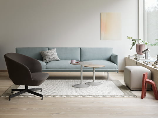 De Strand hanglamp kan perfect gecombineerd worden met de Outline bank en de Soft bijzettafel van de Scandinavische fabrikant Muuto. Dit creëert een uniforme look.