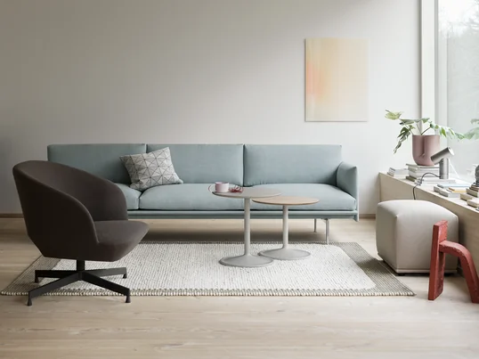 De Strand hanglamp kan perfect gecombineerd worden met de Outline bank en de Soft bijzettafel van de Scandinavische fabrikant Muuto. Dit creëert een uniforme look.