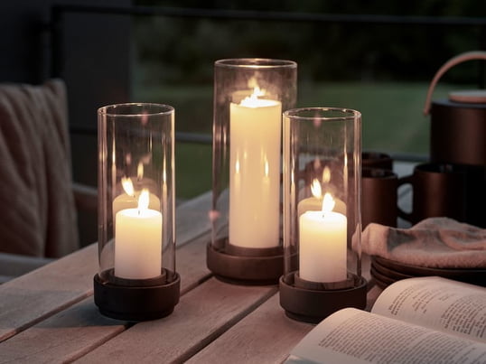De Hurricane lantaarn van Stelton is ontworpen door Maria Berntsen en creëert zowel binnen als buiten een gezellige sfeer wanneer hij is uitgerust met kaarsen.