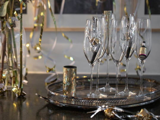 De Cabernet drinkglazen van Holmegaard in het sfeerbeeld. De stijlvolle en dunwandige drinkglazen in verschillende uitvoeringen zijn geschikt voor elke gelegenheid.
